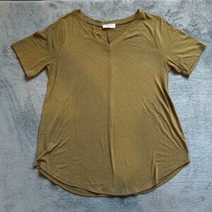 Zenana Women’s Plus Luxe Rayon V-Neck Hi-Low Hem Short Sleeve Top Olive XL